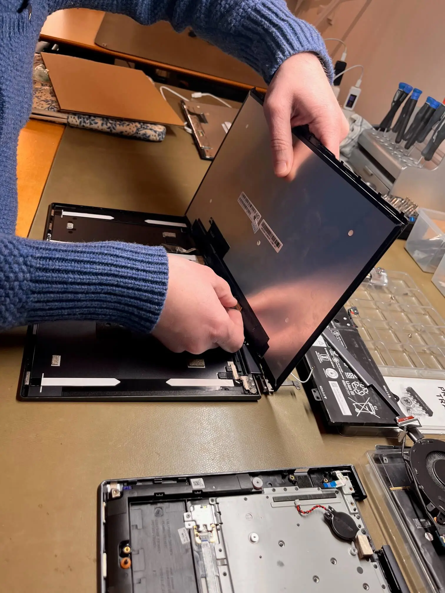 Christian fra PC Odense reparerer computer